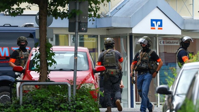 anggota-pasukan-polisi-khusus-jerman-beroperasi-di-depan-cabang-bank-tabungan-di-tengah-respons-terhadap-situasi-penyanderaan-1778246776402_169