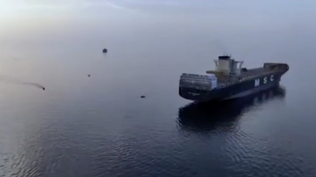 angkatan-laut-irgc-beroperasi-di-selat-hormuz-rabu-2242026-irgc-telah-menyita-dua-kapal-dan-memindahkannya-ke-pantai-iran-mere-1776907893670_169