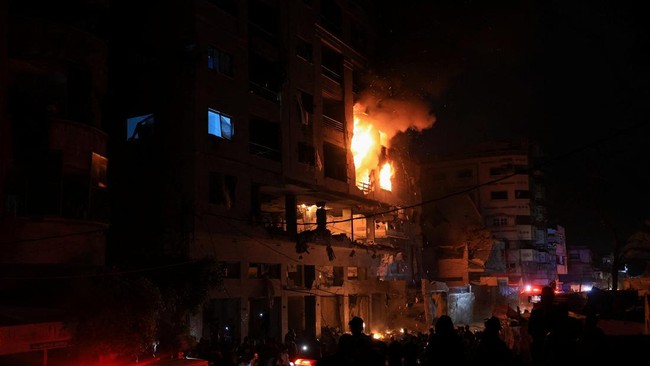 api-berkobar-di-sebuah-apartemen-tempat-tinggal-setelah-penembakan-oleh-israel-menurut-kementerian-kesehatan-di-kota-gaza-15-m-1778933375681_169