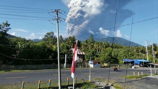 asap-putih-kelabu-dari-aktivitas-erupsi-gunung-dukono-membumbung-tinggi-ke-angkasa-terlihat-dari-depan-kantor-bupati-halmahera-1778221296621_169
