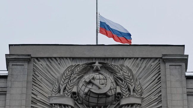 bendera-nasional-rusia-terlihat-diturunkan-di-markas-duma-negara-majelis-rendah-parlemen-pada-hari-berkabung-yang-diumumkan-me_169