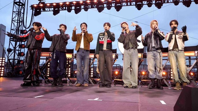 bts-tampil-untuk-pertama-kalinya-dalam-empat-tahun-di-new-york-dalam-spotify-x-bts-swimside-di-new-york-selasa-2432026-waktu-s-1774426186645_169