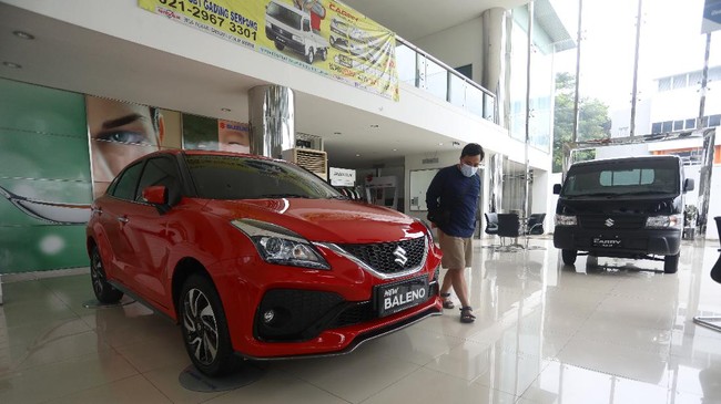 calon-pembeli-melihat-mobil-baru-di-showroom-suzuki-di-kawasan-gading-serpong-tangerang-selatan-selasa-1622021-pemerintah-memu-19_169