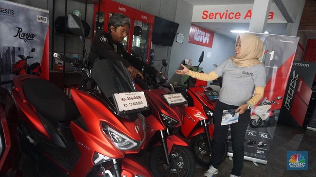 calon-pembeli-melihat-motor-listrik-yang-dijual-di-showroom-bintaro-ev-tangerang-selatan-rabu-2082025-1755680427379_169