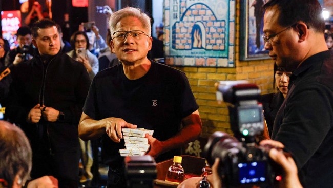 ceo-nvidia-jensen-huang-memberikan-makanan-kepada-anggota-media-sebelum-makan-malam-yang-ia-selenggarakan-bersama-para-ceo-tek-1770017789772_169