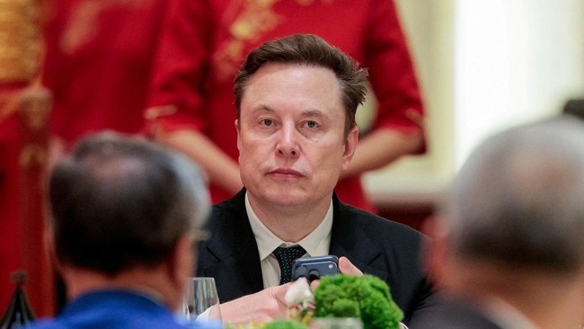 ceo-tesla-elon-musk-memegang-telepon-seluler-saat-tiba-untuk-menghadiri-jamuan-makan-malam-kenegaraan-bersama-presiden-as-dona-1778764359254_169