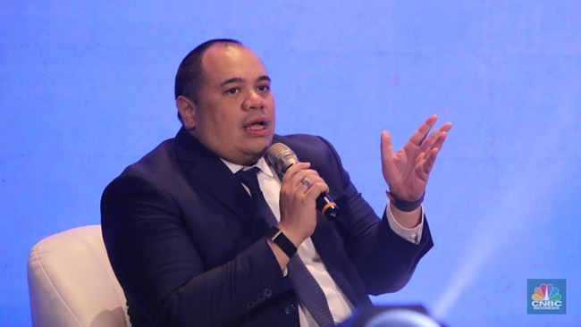 chief-investment-officer-cio-danantara-pandu-sjahrir-menyampaikan-paparan-dalam-acara-big-alpha-business-summit-2025-di-jakart-1766116798744_169