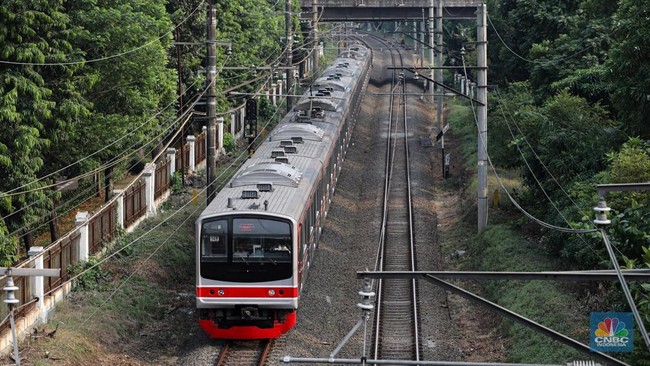 commuter-line-melintas-di-kawasan-stasiun-manggarai-jakarta-selasa-322026-cnbc-iindonesiamuhammad-sabki-1770117196743_169