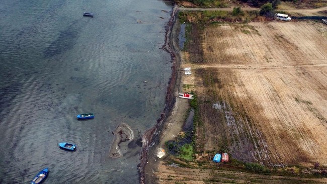 danau-prespa-yang-meruipakan-danau-tertua-di-eropa-mengalami-kekeringan-reutersognen-teofilovski-2_169