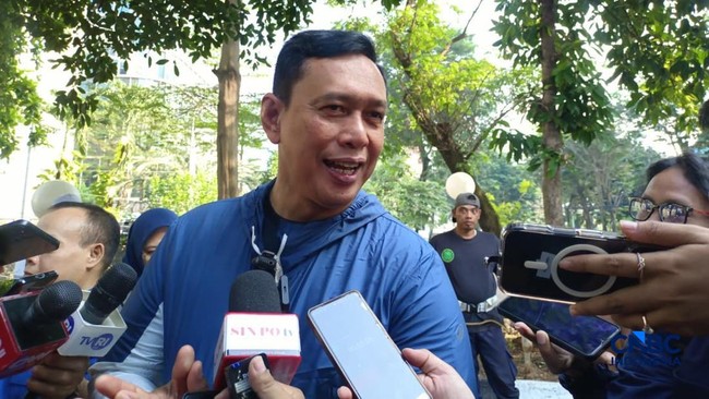 direktur-utama-perum-bulog-ahmad-rizal-ramdhani-membagikan-daging-kurban-cnbc-indonesiamartyasari-rizky-1780023646797_169