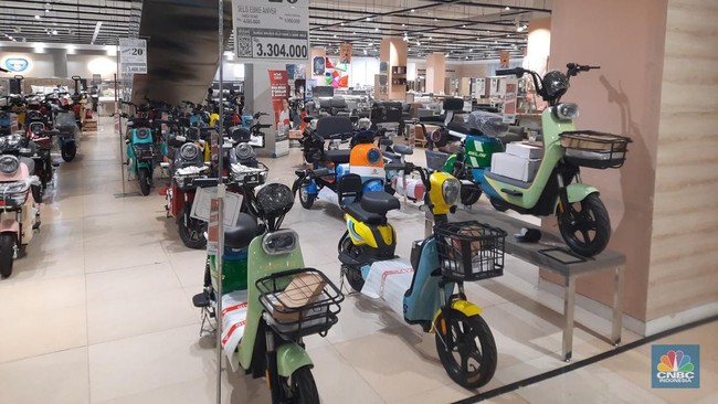 diskon-besar-besaran-sepeda-listrik-dan-motor-listrik-di-transmart-graha-raya-bintaro-sabtu-1022024-cnbc-indonesia-firda-dwi-m-1_169-1