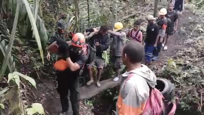 evakuasi-jenazah-korban-erupsi-gunung-api-dukono-1778350973095_169