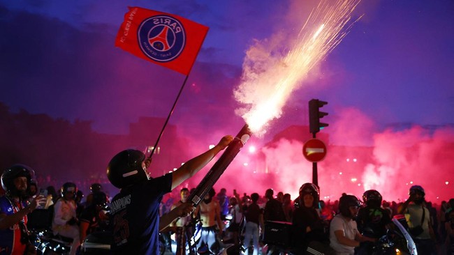 fans-paris-saint-germain-psg-merayakan-gelar-juara-liga-champions-di-paris-prancis-sabtu-3052026-reutersabdul-saboor-1780196380038_169