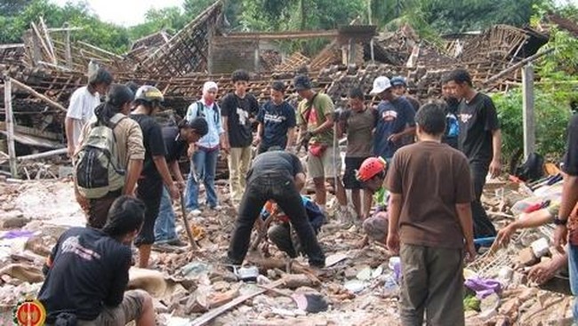 gempa-bumi-yogyakarta-dengan-kekuatan-63-magnitudo-dengan-kedalaman-125-km-pada-tahun-2006-1779788938976_169
