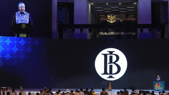 gubernur-bank-indonesia-bi-perry-warjiyo-saat-menyampaikan-sambutan-dalam-acara-pertemuan-tahunan-bank-indonesia-ptbi-tahun-20-1764335127199_169