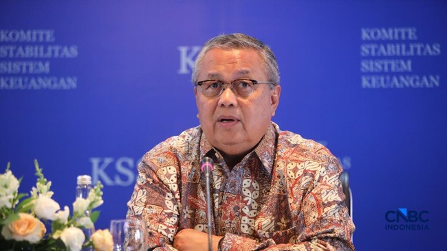 gubernur-bank-indonesia-perry-warjiyo-menyampaikan-pemaparan-saat-konferensi-pers-hasil-rapat-berkala-kssk-tahun-2026-di-bank-1778150649166_169
