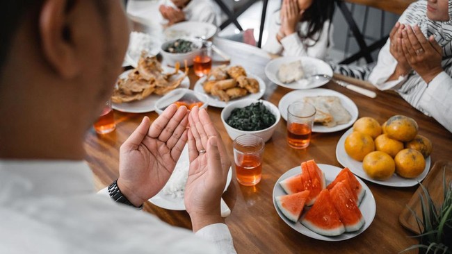 ilustrasi-berbuka-puasa-freepik-1_169