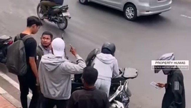 ilustrasi-debt-collector-mengambil-motor-nasabah-ditengah-jalan-1765518567825_169-1