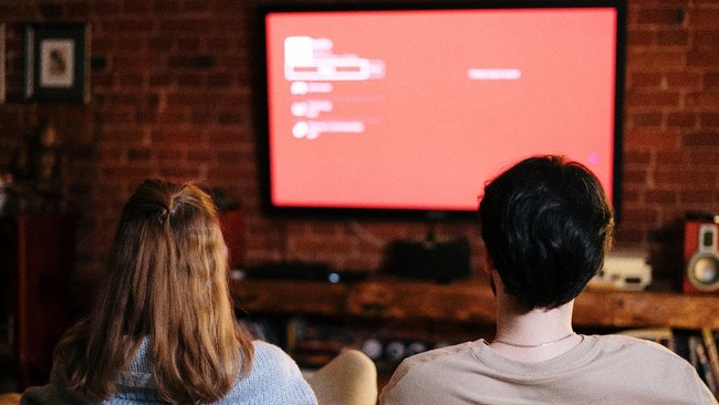 ilustrasi-menonton-tv-cottonbro-via-pexels_169