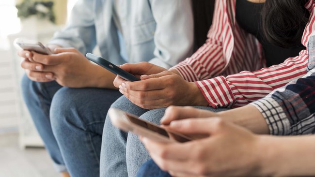 ilustrasi-orang-bermain-handphone-getty-imagesfiladendron-1_169