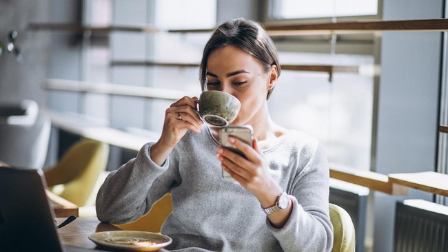 ilustrasi-seorang-wanita-minum-kopi_169