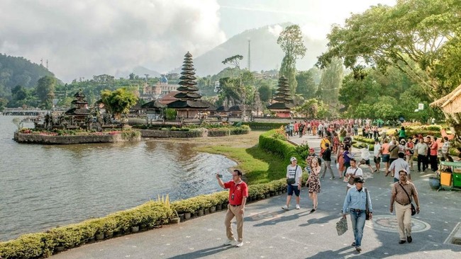 ilustrasi-turis-wisata-bali-1746178352009_169