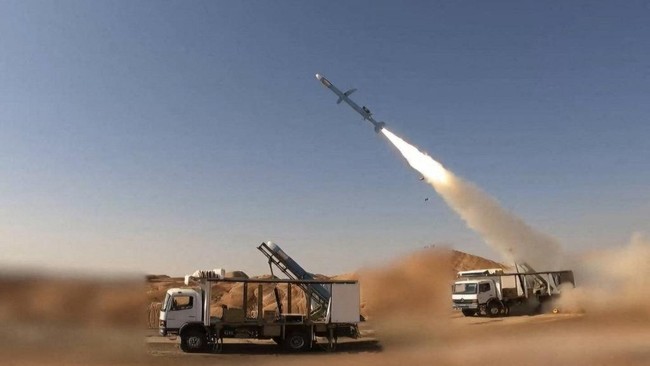iran-memamerkan-rudal-balistik-terbaru-yang-diklaim-mampu-menempuh-jarak-1700-kilometer-minggu-222025-rudal-balistik-itu-dipam-1_169