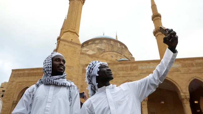 jemaah-muslim-dari-sudan-berfoto-selfie-sambil-mengenakan-keffiyeh-saat-salat-idul-fitri-menandai-akhir-bulan-suci-ramadhan-di_169