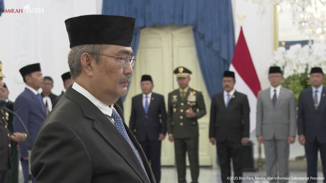 jimly-asshiddiqie-dilantik-presiden-prabowo-subianto-sebagai-ketua-komisi-reformasi-polri-di-istana-merdeka-jakarta-jumat-7112-1762513217973_169