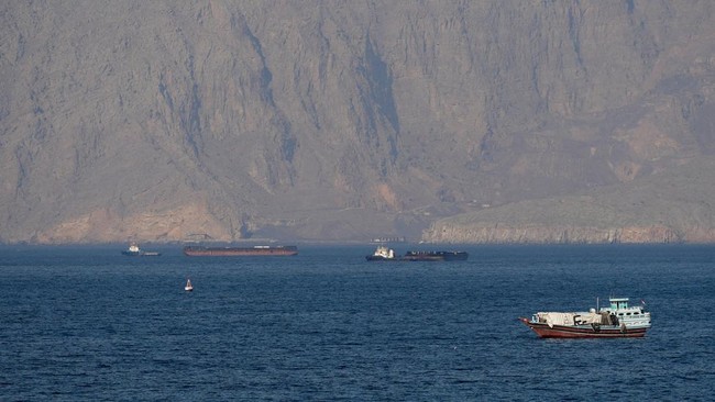 kapal-dan-tanker-di-selat-hormuz-di-lepas-pantai-musandam-oman-senin-452026-1777851382334_169
