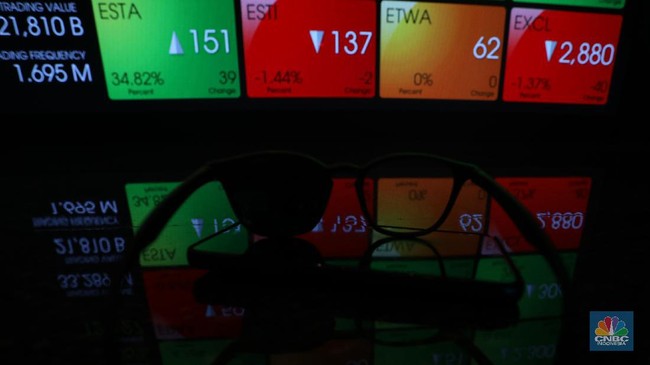 karyawan-melintas-di-dekat-layar-pergerakan-indeks-harga-saham-gabungan-ihsg-di-gedung-bursa-efek-indonesia-jakarta-rabu-61020-6_169-1