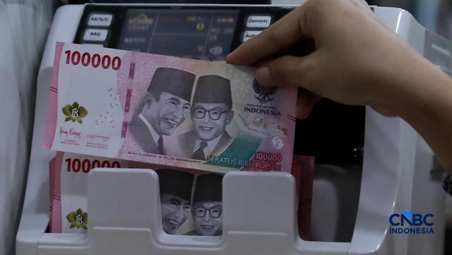 karyawan-menghitung-uang-pecahan-dolar-amerika-serikat-as-di-gerai-penukaran-mata-uang-asing-jakarta-jumat-2442026-1777018064259_169