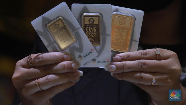 karyawati-menunjukkan-emas-pt-aneka-tambang-tbk-antam-di-salah-satu-gallery-penjualan-emas-di-jakarta-kamis-45-cnbc-indonesiam-3_169