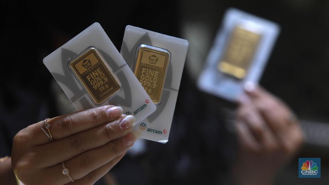 karyawati-menunjukkan-emas-pt-aneka-tambang-tbk-antam-di-salah-satu-gallery-penjualan-emas-di-jakarta-kamis-45-cnbc-indonesiam-5_169