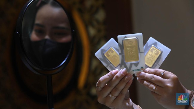 karyawati-menunjukkan-emas-pt-aneka-tambang-tbk-antam-di-salah-satu-gallery-penjualan-emas-di-jakarta-kamis-45-cnbc-indonesiam-9_169