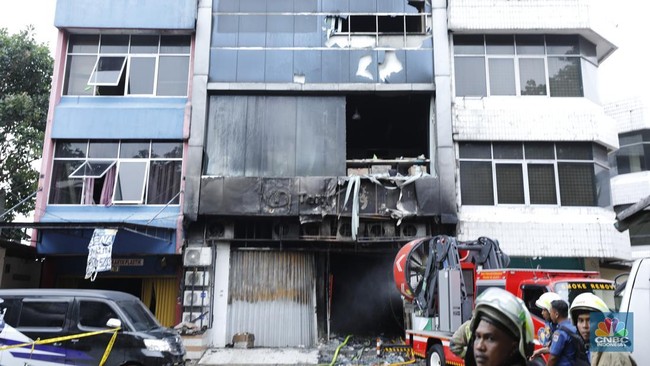 kebakaran-sebuah-gedung-di-cempaka-putih-utara-kemayoran-jakarta-pusat-jakpus-cnbc-indonesiatri-susilo-1765273891565_169
