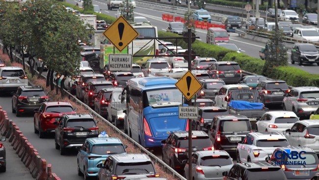 kendaraan-bermotor-terjebak-kemacetan-lalu-lintas-di-jalan-gatot-subroto-jakarta-kamis-1922026-1771503471215_169