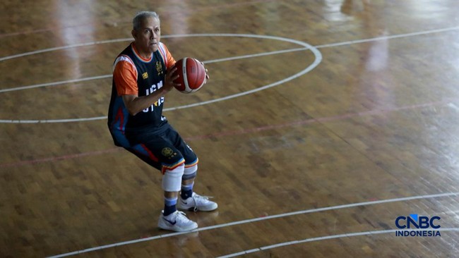 ketua-dewan-komisioner-lps-anggito-abimanyu-bermain-basket-celebrity-match-meet-greet-yang-menjadi-bagian-dari-jogja-financial-1779589998594_169