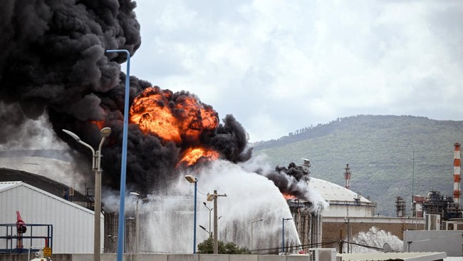 kilang-minyak-terbesar-israel-di-haifa-terbakar-seusai-dihantam-rudal-iran-pada-senin-3032026-1774884430157_169