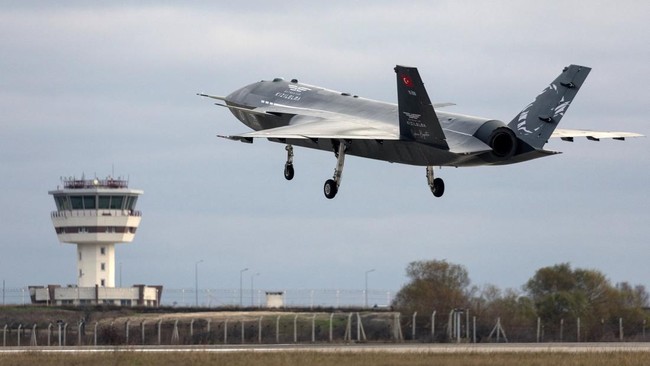 kizilelma-apel-merah-perusahaan-pertahanan-turki-baykar-kendaraan-tempur-udara-tak-berawak-ucav-bertenaga-jet-pertama-lepas-la_169