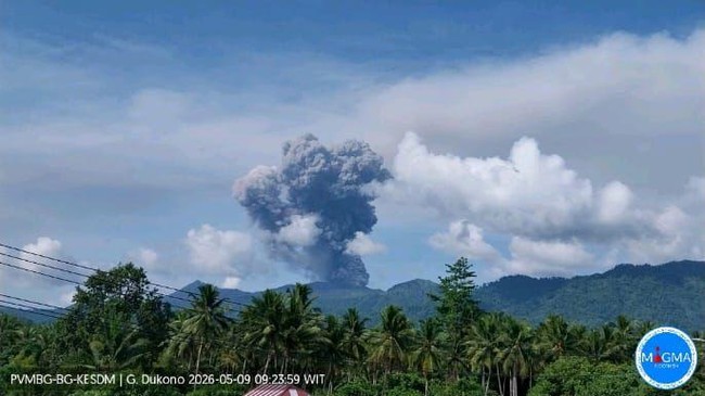 kolom-abu-berwarna-putih-kelabu-kehitaman-dari-erupsi-gunung-api-dukono-terlihat-dari-pos-pengamatan-gunung-api-pga-dukono-di-1778305373121_169