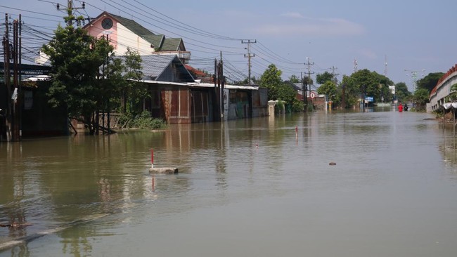 kondisi-genangan-banjir-di-ruas-jalan-karanganyar-demak-rabu-2032024-1_169-1