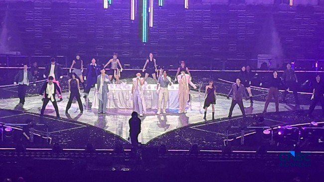 konser-fforever-sukses-menghibur-penggemar-saat-digelar-di-hari-kedua-jumat-2952026-malam-cnbc-indonesiasefti-oktarianisa-1780098156306_169