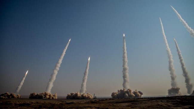 latihan-militer-iran-dengan-menembakkan-rudal-jarak-pendek-di-teluk-oman-1_169