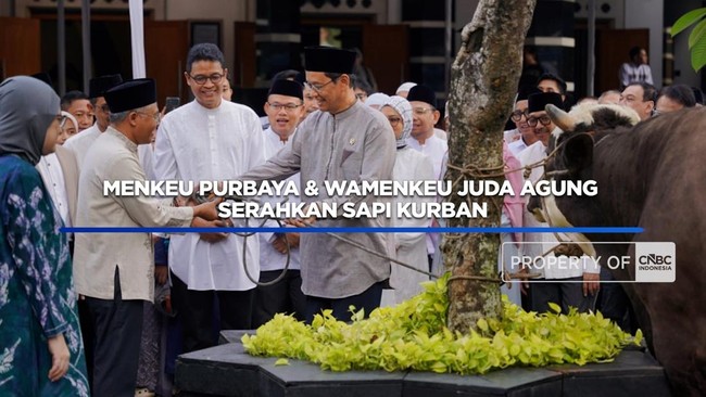 menkeu-purbaya-wamenkeu-juda-agung-serahkan-sapi-kurban-1779854893987_169