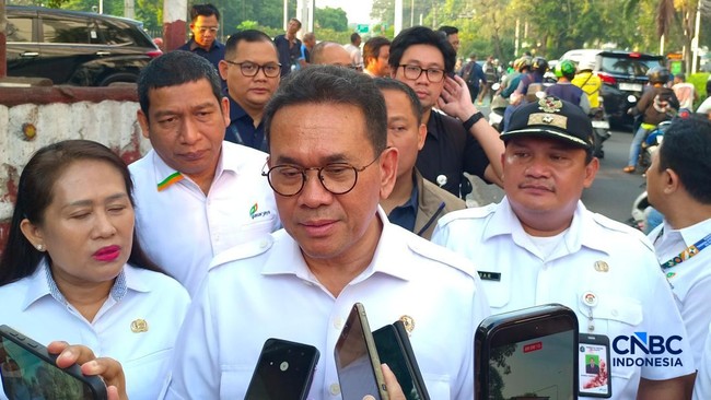 menteri-perdagangan-mendag-budi-santoso-saat-ditemui-di-pasar-palmerah-jakarta-pusat-rabu-1352026-1778646187983_169