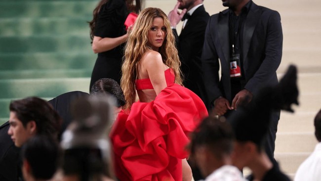 musisi-shakira-saat-menghadiri-met-gala-di-metropolitan-museum-of-art-new-york-city-amerika-serikat-as-senin-652024-reuterscar_169