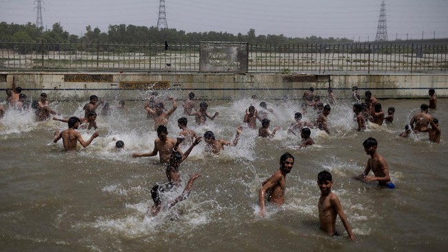 orang-orang-berenang-di-kolam-renang-umum-pada-hari-musim-panas-yang-terik-di-new-delhi-india-25-mei-2026-1779793168839_169
