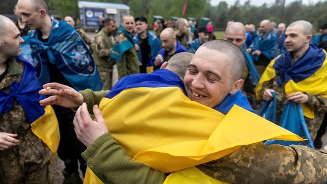 otoritas-rusia-dan-ukraina-saling-melakukan-pertukaran-tahanan-terbaru-pekan-ini-jumat-1552026-total-40-tentara-telah-dibebask-1778848193492_169