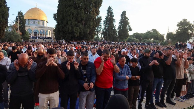 para-jamaah-muslim-menghadiri-salat-iduladha-di-masjid-al-aqsa-yang-juga-dikenal-oleh-orang-yahudi-sebagai-bukit-bait-suci-di-1779864812849_169